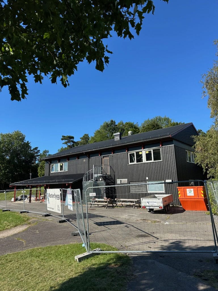 Prosjektet omfatter flere skoler i Fredrikstad, med arbeid som nye himlinger, belysning, ventilasjon, fasader, gulv og garderober.