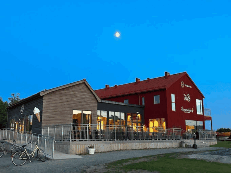Oppføring av hotellbygg med restaurant på Kosterøya. Ingen veiltilknytning til fastlandet.